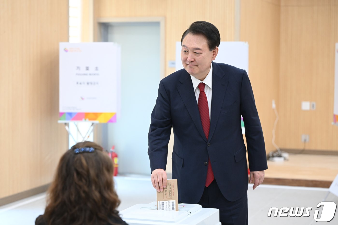본문 이미지 - 윤석열 대통령이 5일 오전 부산 강서구 명지1동 행정복지센터에서 제22대 국회의원 선거 사전 투표를 하고 있다. (대통령실 제공) 2024.4.5/뉴스1 ⓒ News1 안은나 기자