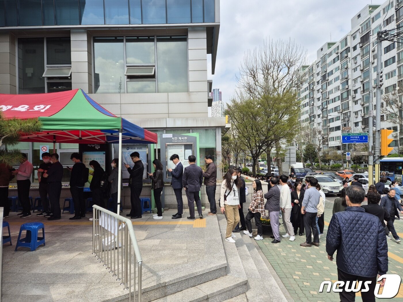 본문 이미지 - 사전투표 첫날인 5일 서울 영등포구 여의동주민센터 앞에도 긴 대기 줄이 생겼다.  / 뉴스1 서상혁 기자