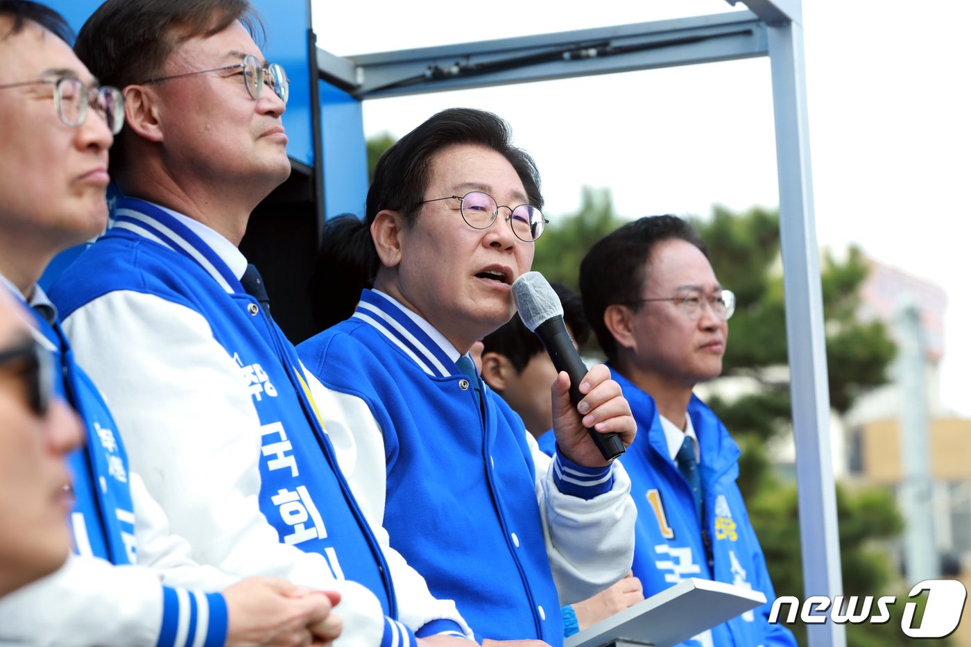 이재명 더불어민주당 대표 겸 상임공동선대위원장이 5일 오후 충북 청주시 서원구 사직동 분수대 앞에서 청주권 후보 합동 지원유세를 하고 있다. 이날 유세에는 이강일&#40;상당&#41;, 이광희&#40;서원&#41;, 이연희&#40;흥덕&#41;, 송재봉&#40;청원&#41; 후보가 참석했다. 2024.4.5/뉴스1 ⓒ News1 김용빈 기자