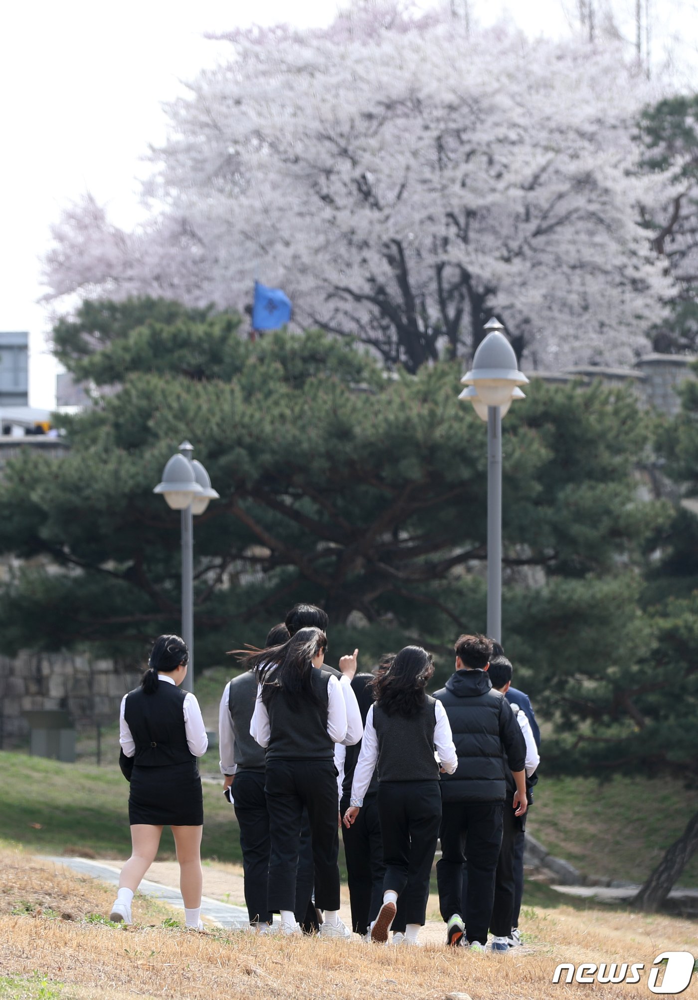 제22대 국회의원 선거 사전투표 첫날인 5일 오후 경기 수원시 장안구 연무동 행정복지센터에 마련된 사전투표소에서 사전투표를 마친 삼일공업고등학교 3학년 학생들이 학교로 돌아가고 있다. 2024.4.5/뉴스1 ⓒ News1 김영운 기자