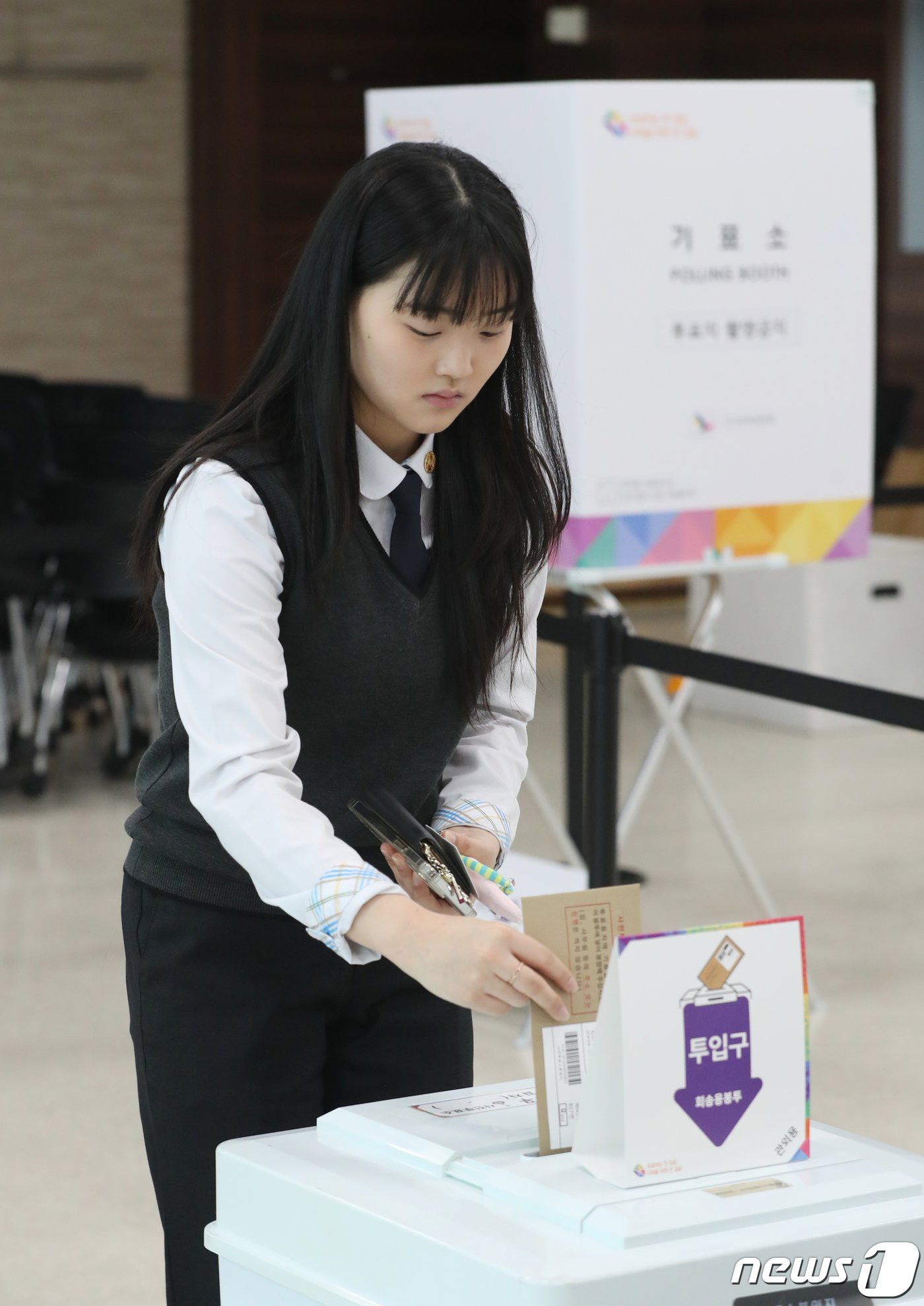 본문 이미지 - 제22대 국회의원 선거 사전투표 첫날인 5일 오후 경기 수원시 장안구 연무동 행정복지센터에 마련된 사전투표소에서 삼일공업고등학교 3학년 학생들이 사전투표를 하고 있다. 2024.4.5/뉴스1 ⓒ News1 김영운 기자
