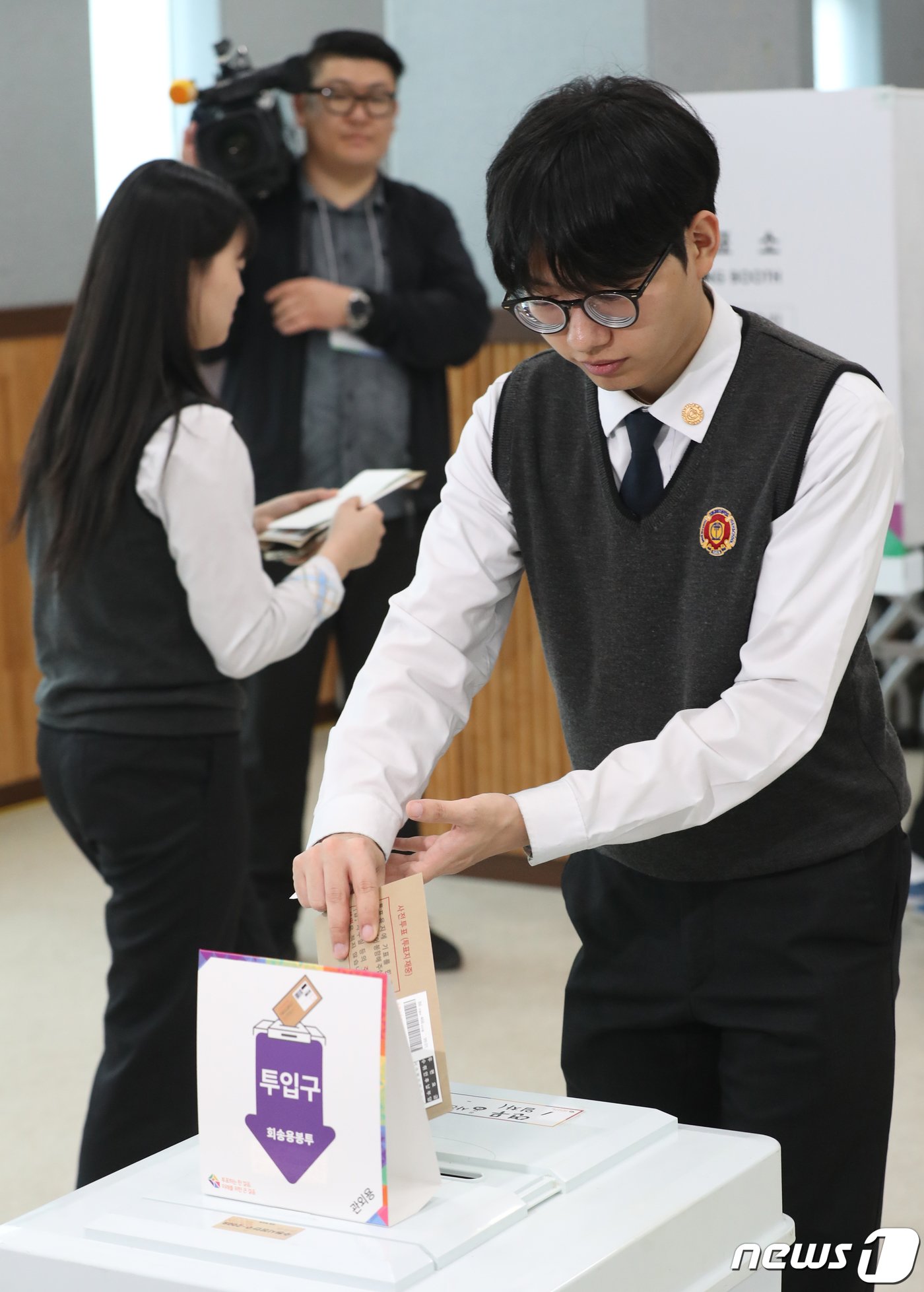 본문 이미지 - 제22대 국회의원 선거 사전투표 첫날인 5일 오후 경기 수원시 장안구 연무동 행정복지센터에 마련된 사전투표소에서 삼일공업고등학교 3학년 학생들이 사전투표를 하고 있다. 2024.4.5/뉴스1 ⓒ News1 김영운 기자