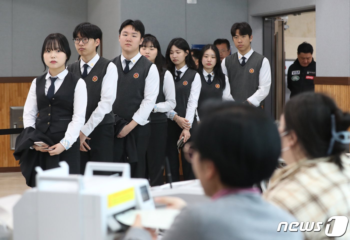 본문 이미지 - 제22대 국회의원 선거 사전투표 첫날인 5일 오후 경기 수원시 장안구 연무동 행정복지센터에 마련된 사전투표소에서 삼일공업고등학교 3학년 학생들이 사전투표를 하기 위해 줄을 서 있다. 2024.4.5/뉴스1 ⓒ News1 김영운 기자