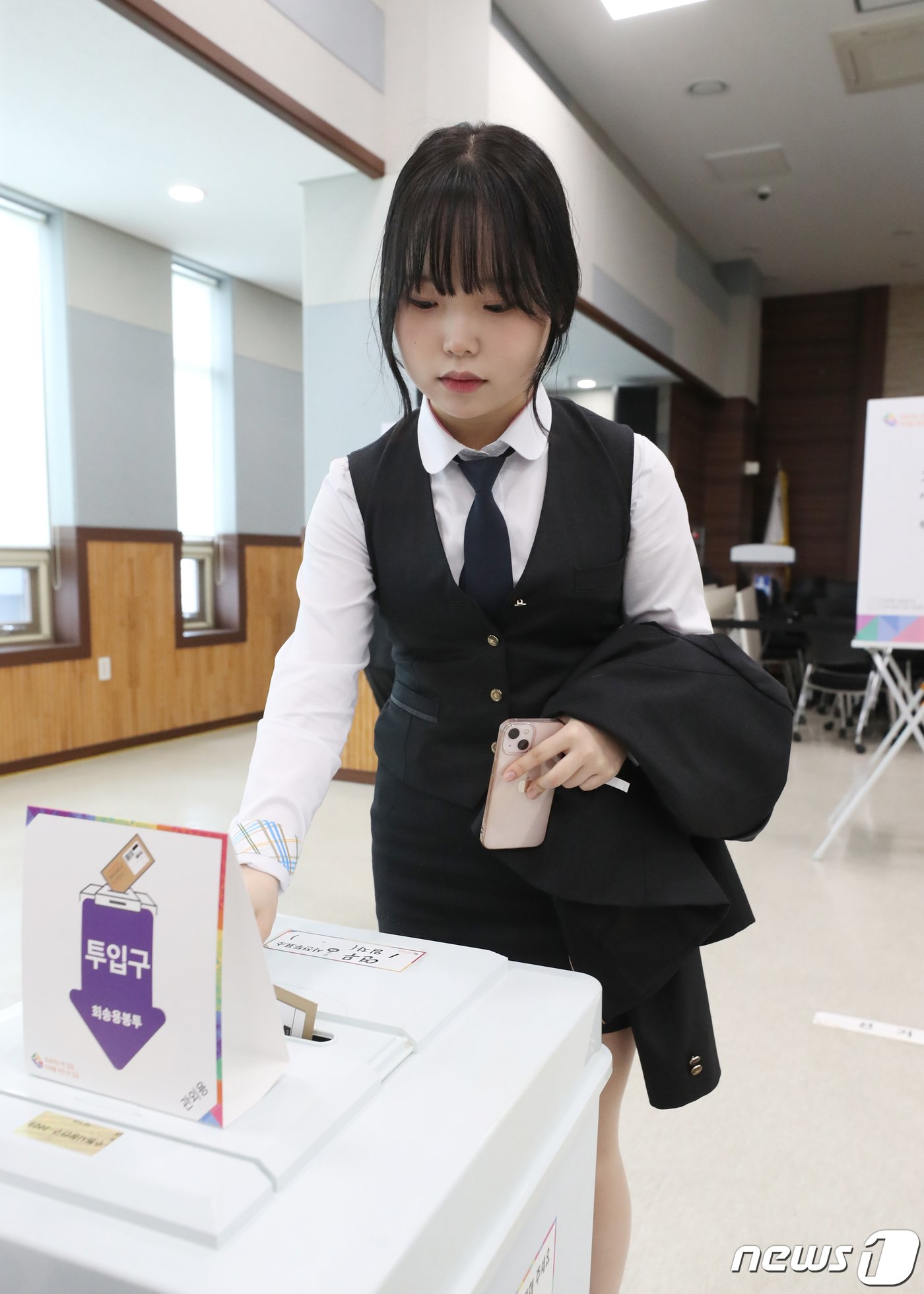 본문 이미지 - 제22대 국회의원 선거 사전투표 첫날인 5일 오후 경기 수원시 장안구 연무동 행정복지센터에 마련된 사전투표소에서 삼일공업고등학교 3학년 학생들이 사전투표를 하고 있다. 2024.4.5/뉴스1 ⓒ News1 김영운 기자