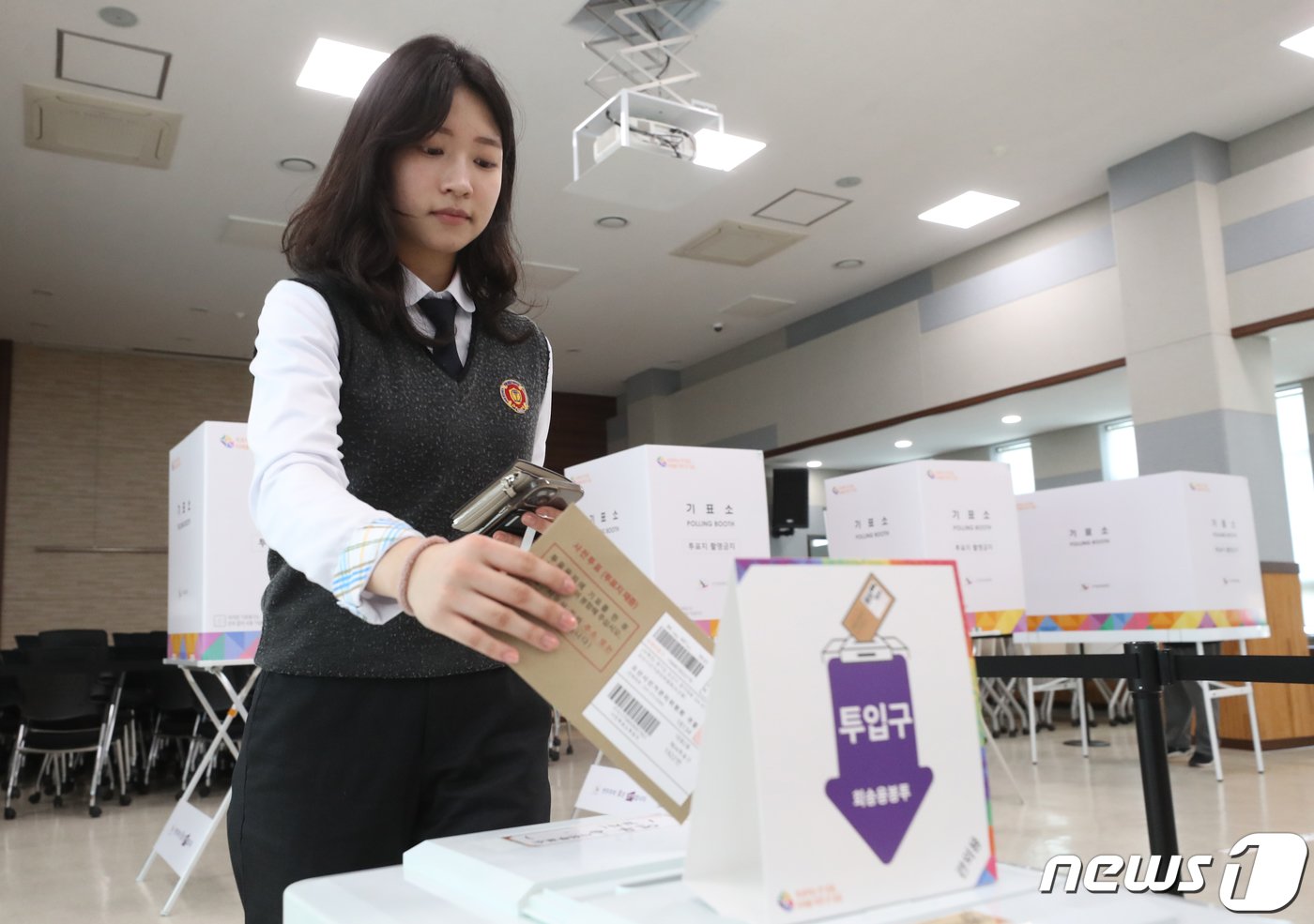 본문 이미지 - 제22대 국회의원 선거 사전투표 첫날인 5일 오후 경기 수원시 장안구 연무동 행정복지센터에 마련된 사전투표소에서 삼일공업고등학교 3학년 학생들이 사전투표를 하고 있다. 2024.4.5/뉴스1 ⓒ News1 김영운 기자