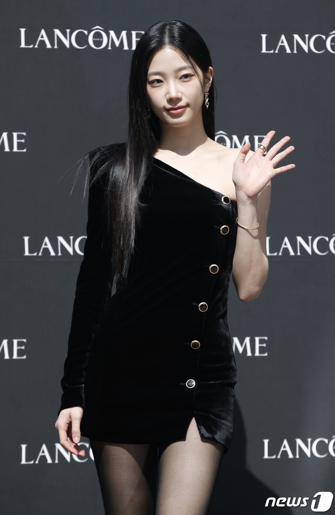 본문 이미지 - 르세라핌 카즈하가 5일 서울 성동구 성수동 오우드에서 진행된 ‘랑콤’의 신제품 출시 행사에서 손을 흔들고 있다. ⓒ News1 권현진 기자