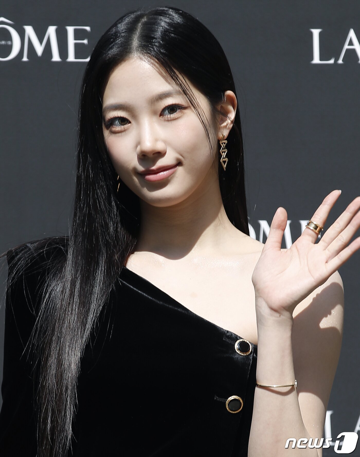 본문 이미지 - 르세라핌 카즈하가 5일 서울 성동구 성수동 오우드에서 진행된 ‘랑콤’의 신제품 출시 행사에서 인사를 하고 있다. ⓒ News1 권현진 기자