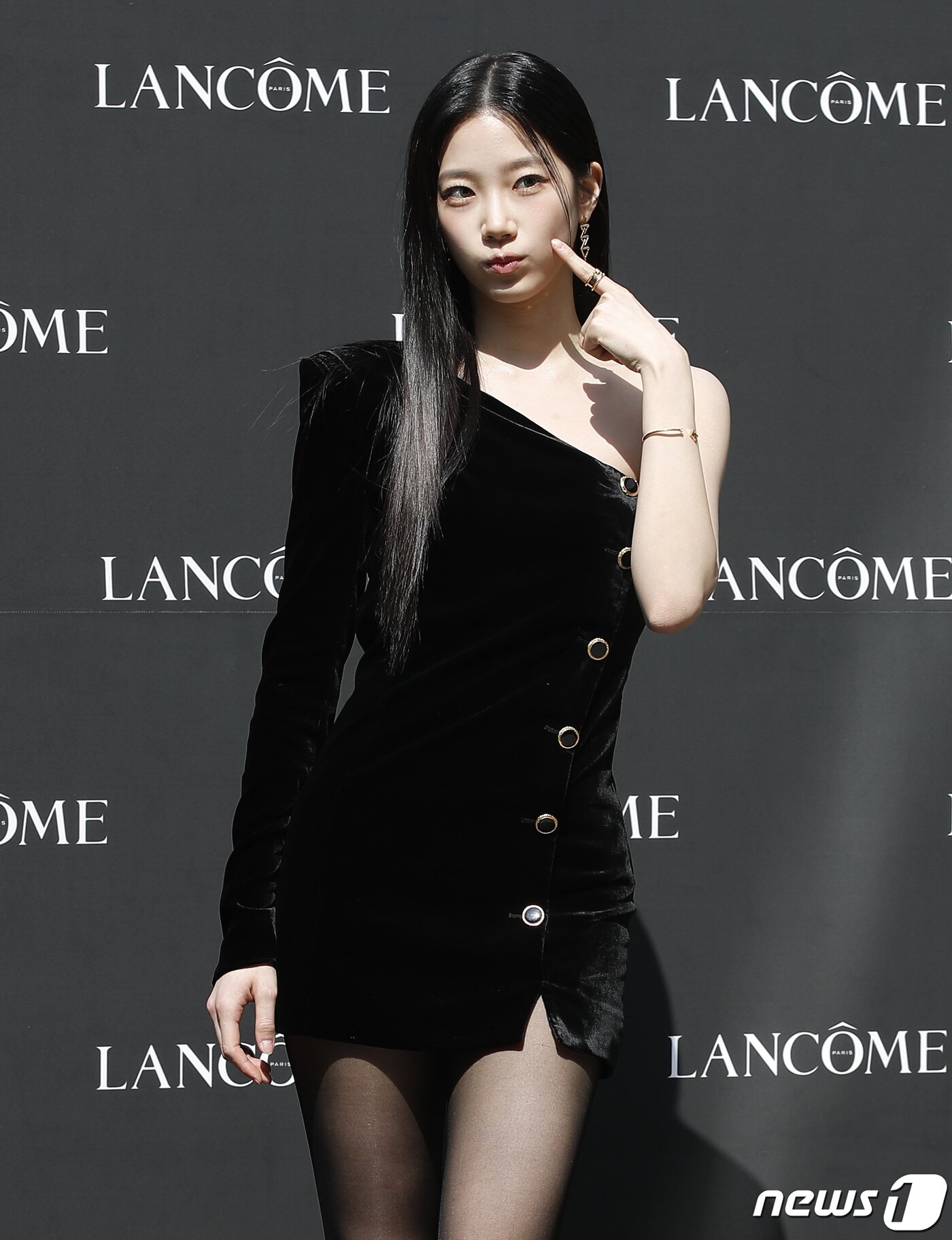 본문 이미지 - 르세라핌 카즈하가 5일 서울 성동구 성수동 오우드에서 진행된 ‘랑콤’의 신제품 출시 행사에서 볼 콕 애교를 선보이고 있다. ⓒ News1 권현진 기자