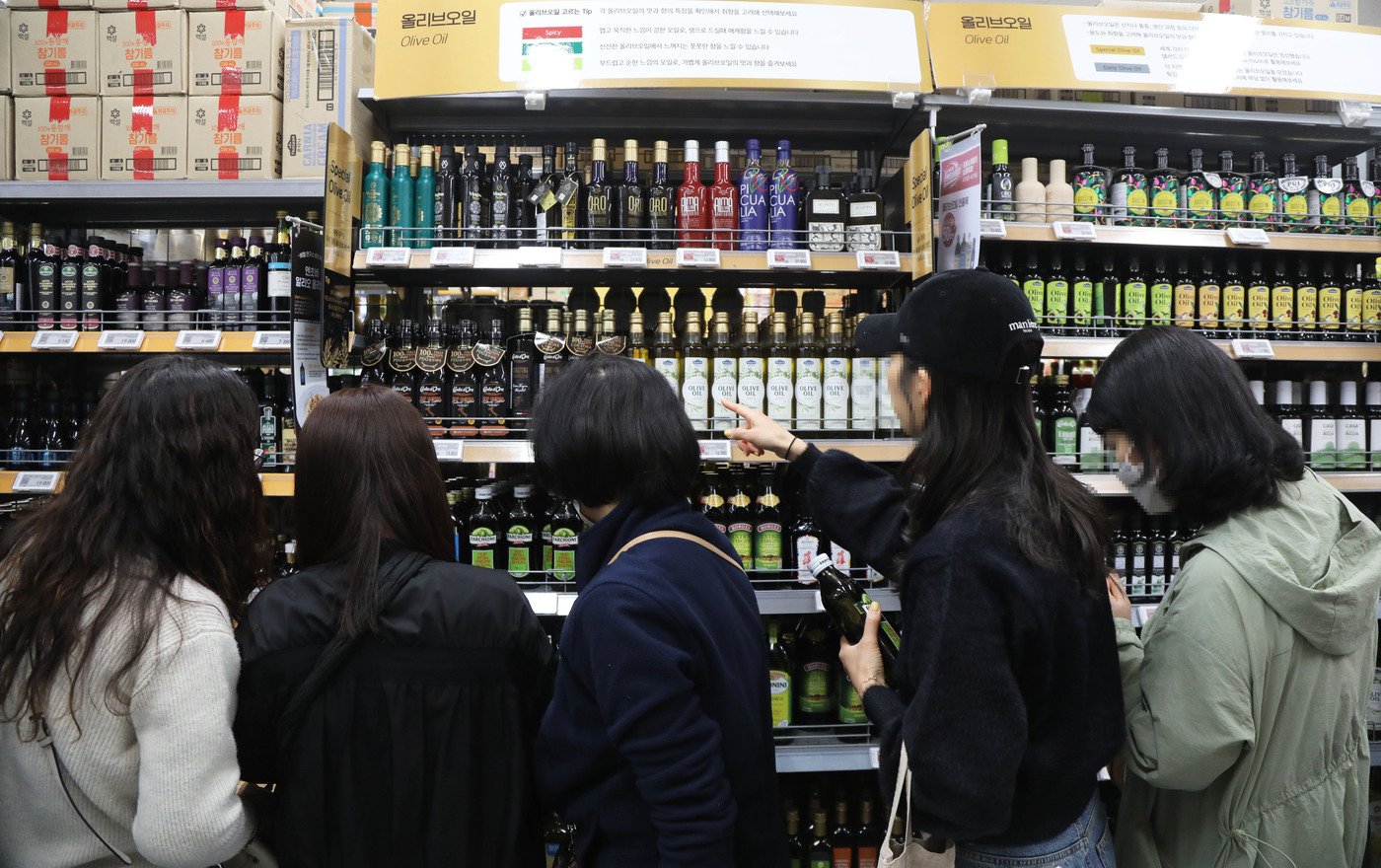 본문 이미지 - 5일 오전 서울 성동구 이마트 왕십리점에서 고객들이 상품을 고르고 있다.(이마트 제공). 