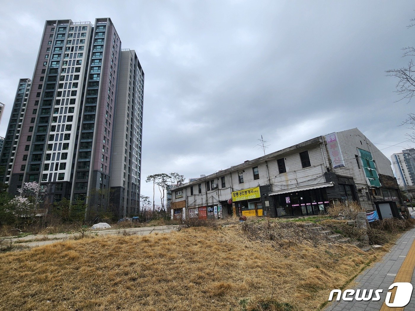 서울 강동구 상일동 &#39;고덕자이&#39; 앞 상가가 공실로 문 닫혀 있다. ⓒ News1 전준우 기자