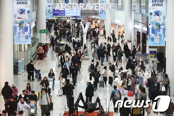 인천국제공항 제1터미널 면세구역이 여행객들로 붐비고 있다. 2024.2.12/뉴스1 ⓒ News1 이광호 기자