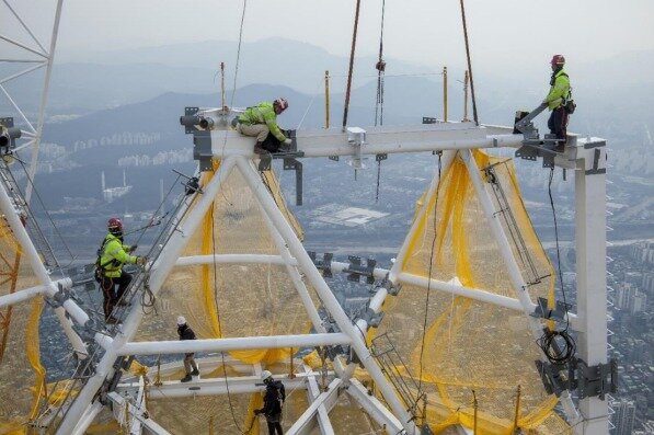 본문 이미지 - 롯데월드타워 랜턴부 다이아그리드를 설치하는 모습(롯데물산 제공)