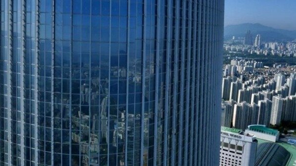 본문 이미지 - 외관이 커튼월로 이뤄진 롯데월드타워(롯데물산 제공)