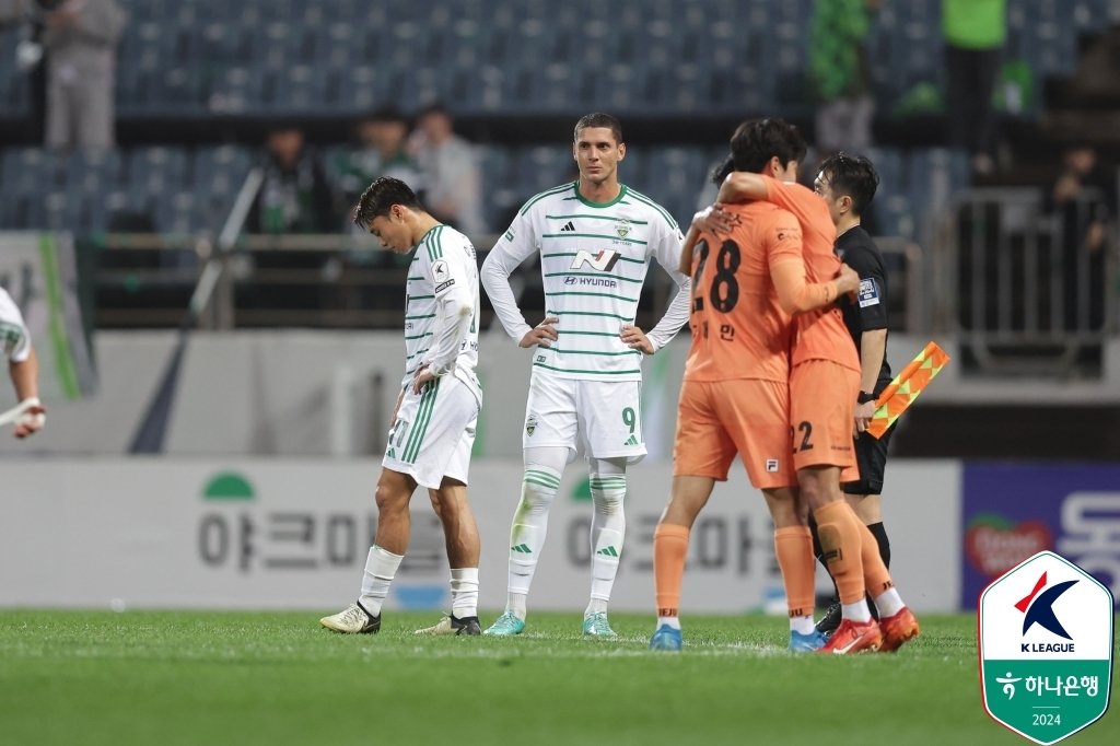 제주에 패한 뒤 아쉬워하는 전북 선수들&#40;한국프로축구연맹 제공&#41; 