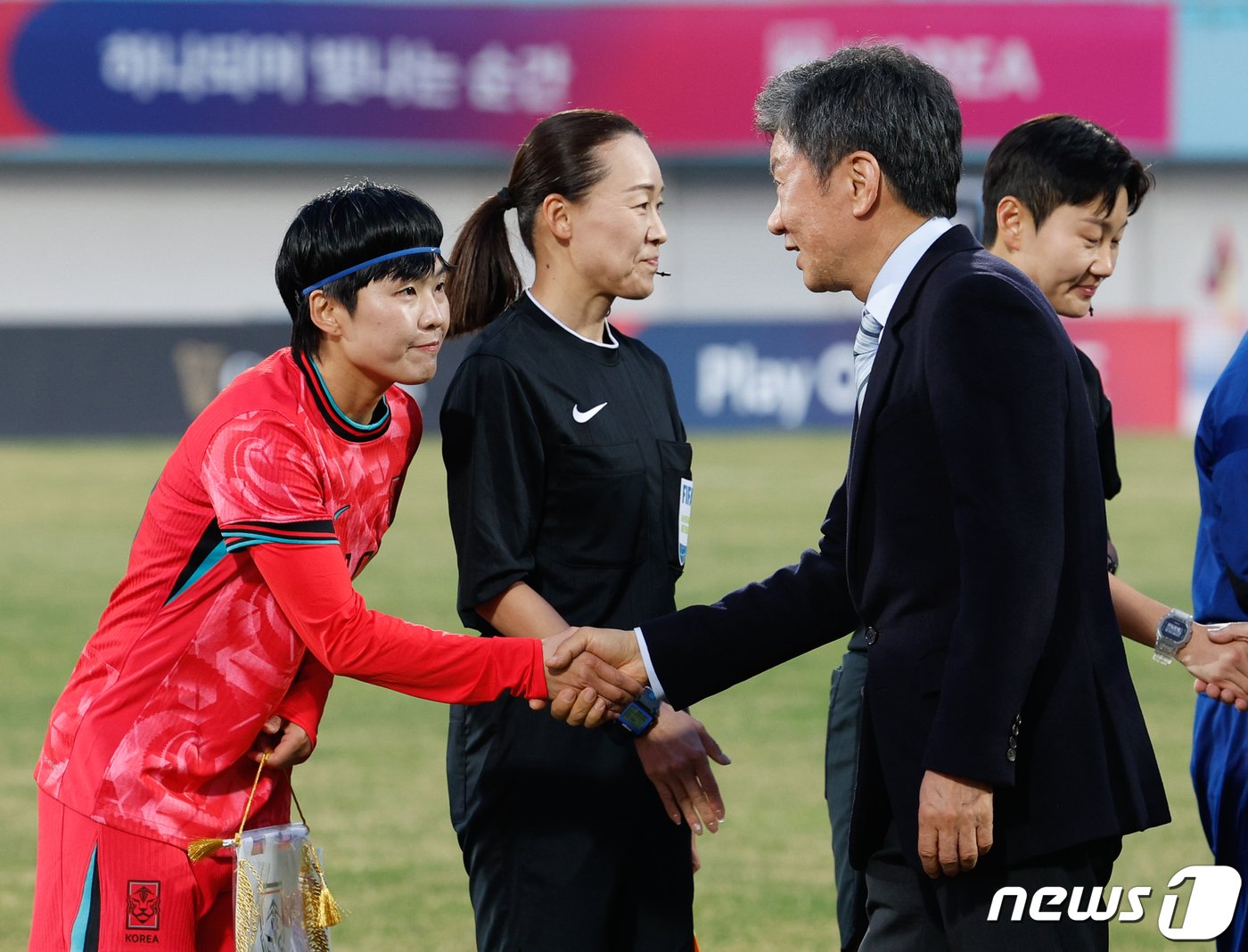 정몽규 대한축구협회장이 5일 오후 경기 이천종합운동장에서 열린 신세계 이마트 초청 여자축구 국가대표 친선경기 대한민국과 필리핀의 평가전에서 지소연과 악수하고 있다. 2024.4.5/뉴스1 ⓒ News1 안은나 기자