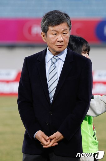본문 이미지 - 정몽규 대한축구협회장이 5일 오후 경기 이천종합운동장에서 열린 신세계 이마트 초청 여자축구 국가대표 친선경기 대한민국과 필리핀의 평가전에서 선수들을 격려하기 위해 필드에 나와 있다. 2024.4.5/뉴스1 ⓒ News1 안은나 기자
