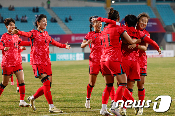 대한민국 지소연이 5일 오후 경기 이천종합운동장에서 열린 신세계 이마트 초청 여자축구 국가대표 친선경기 대한민국과 필리핀의 평가전 후반전 팀의 두번째 골을 넣은뒤 동료들과 기뻐하고 있다. 2024.4.5/뉴스1 © News1 안은나 기자