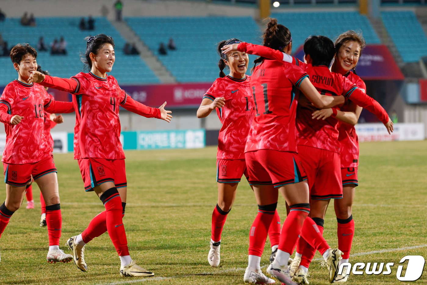 대한민국 지소연이 5일 오후 경기 이천종합운동장에서 열린 신세계 이마트 초청 여자축구 국가대표 친선경기 대한민국과 필리핀의 평가전 후반전 팀의 두번째 골을 넣은뒤 동료들과 기뻐하고 있다. 2024.4.5/뉴스1 ⓒ News1 안은나 기자