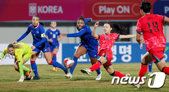 대한민국 장슬기가 5일 오후 경기 이천종합운동장에서 열린 신세계 이마트 초청 여자축구 국가대표 친선경기 대한민국과 필리핀의 평가전 후반전 팀의 세번째 골을 넣고 있다. 2024.4.5/뉴스1 © News1 안은나 기자