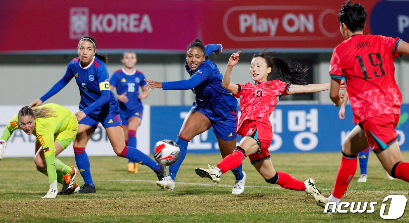 대한민국 장슬기가 5일 오후 경기 이천종합운동장에서 열린 신세계 이마트 초청 여자축구 국가대표 친선경기 대한민국과 필리핀의 평가전 후반전 팀의 세번째 골을 넣고 있다. 2024.4.5/뉴스1 ⓒ News1 안은나 기자