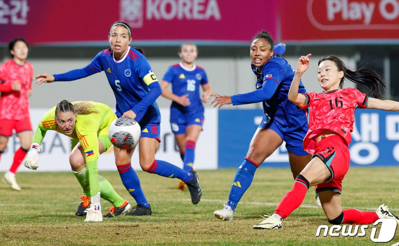 대한민국 장슬기가 5일 오후 경기 이천종합운동장에서 열린 신세계 이마트 초청 여자축구 국가대표 친선경기 대한민국과 필리핀의 평가전 후반전 팀의 세번째 골을 넣고 있다. 2024.4.5/뉴스1 ⓒ News1 안은나 기자