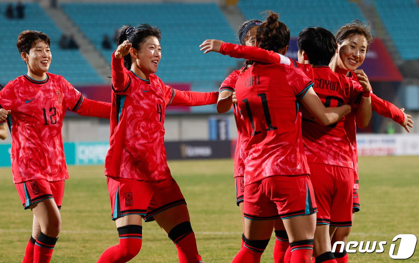 본문 이미지 - 대한민국 지소연이 5일 오후 경기 이천종합운동장에서 열린 신세계 이마트 초청 여자축구 국가대표 친선경기 대한민국과 필리핀의 평가전 후반전 팀의 두번째 골을 넣은뒤 동료들과 기뻐하고 있다. 2024.4.5/뉴스1 ⓒ News1 안은나 기자