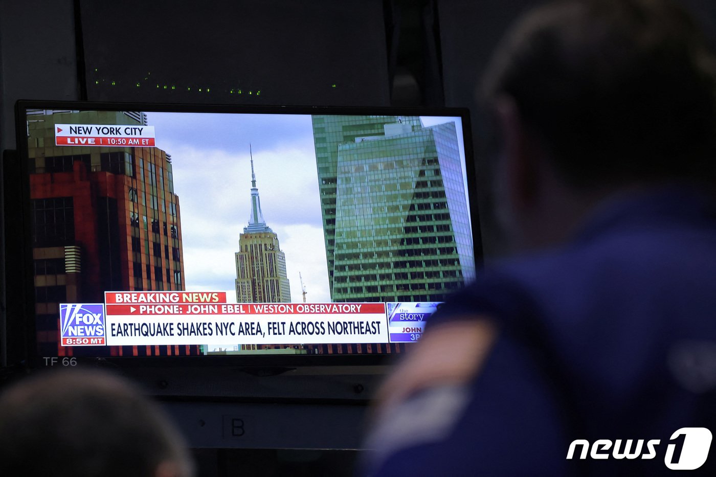 본문 이미지 - 뉴욕증권거래소(NYSE)의 한 스크린에서 뉴저지주에서 발생한 지진을 보도하는 뉴스가 방영되고 있다. 2024.4.5 ⓒ 로이터=뉴스1 ⓒ News1 강민경 기자