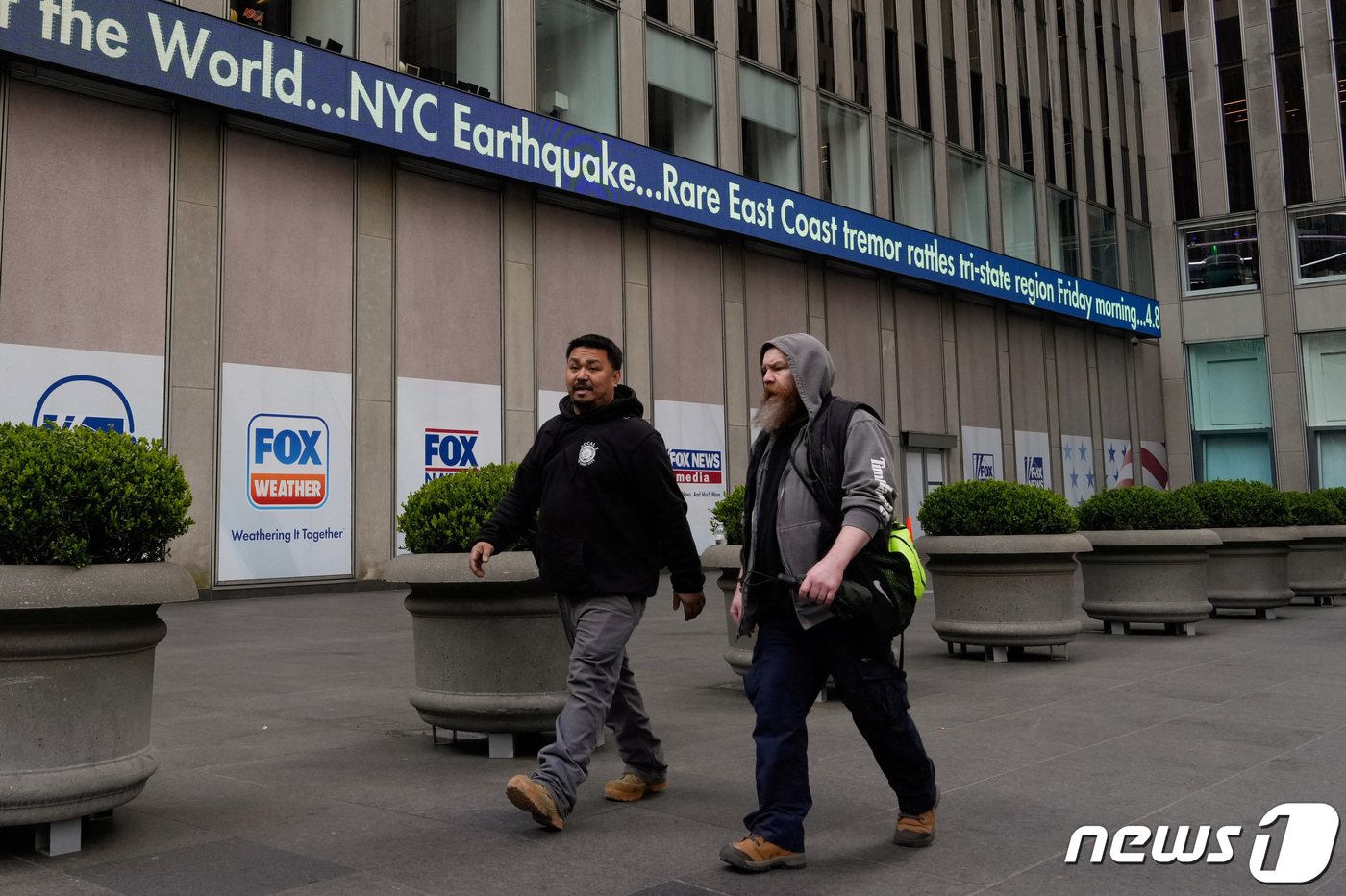 본문 이미지 - 미국 뉴욕시 뉴스코퍼레이션 빌딩의 전광판에 5일(현지시간) 지진 속보가 나타나고 있다. 2024.4.5 ⓒ 로이터=뉴스1 ⓒ News1 강민경 기자