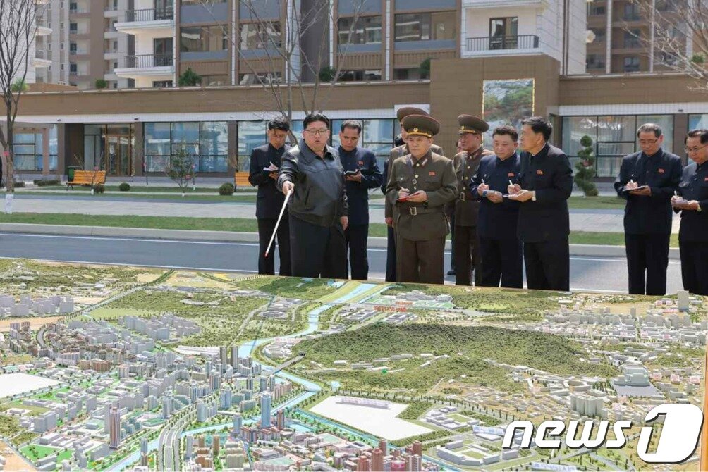 본문 이미지 - &#40;평양 노동신문=뉴스1&#41; = 노동당 기관지 노동신문은 6일 김정은 총비서가 지난 5일 완공을 앞둔 화성지구 2단계 1만세대 살림집&#40;주택&#41; 건설장을 현지지도했다고 밝혔다. [국내에서만 사용가능. 재배포 금지. DB 금지. For Use Only in the Republic of Korea. Redistribution Prohibited] rodongphoto@news1.kr
