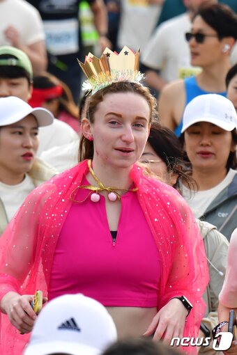 본문 이미지 - 경북 경주시 보문단지에서 열린 제31회 경주벚꽃마라톤대회에 참가한 외국인이 이색 복장으로 힘차게 달리고 있다. 2024.4.6 ⓒ 뉴스1 