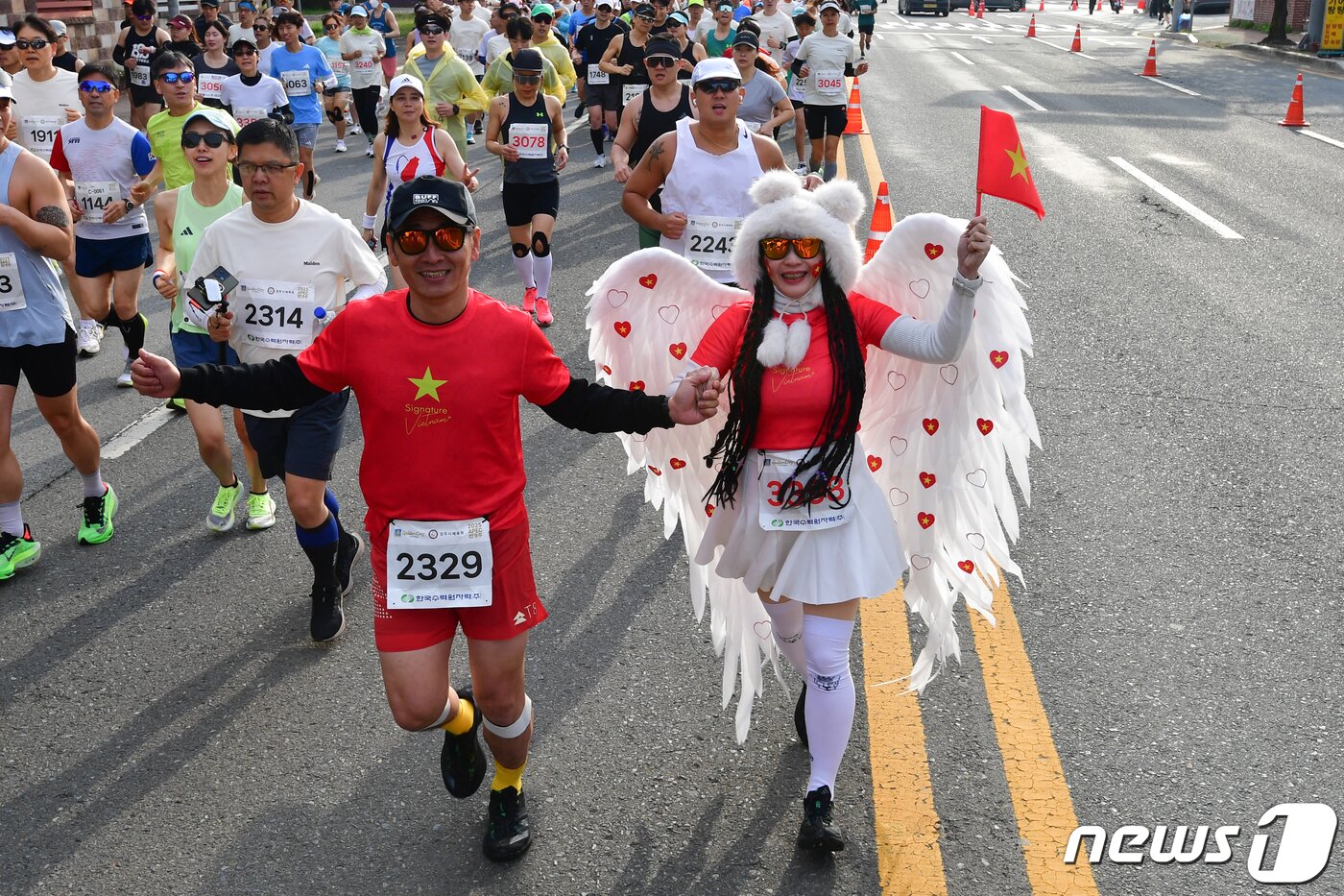 본문 이미지 - 경북 경주시 보문단지에서 열린 제31회 경주벚꽃마라톤대회에 참가한 베트남 관광객이 이색 복장으로 달리고 있다. 2024.4.6 ⓒ 뉴스1 