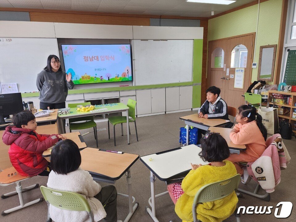본문 이미지 - <strong>점암초</strong>(교장 이효경)- 소규모학교 공동교육과정을 지난달 26일 거점학교인 남양초등학교에서 시작했다. 점암초-남양초-대서초 등 3개의 학교가 연합한 1학년은 반일형 및 협동체험활동형태로, 점암초-남양초-동강초 3개의 학교가 연합한 3학년은 종일형 수업 형태로 운영된다.(전남교육청 제공)/뉴스1 