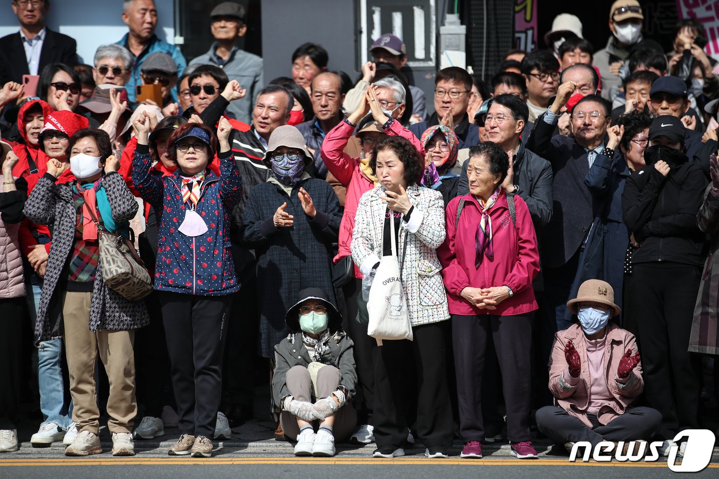 본문 이미지 - 제22대 국회의원선거(총선) 사전투표 둘째 날인 6일 경남 거제시 고현사거리에서 열린 ‘국민의힘으로 거제살리기’에서 유권자들이 유세를 지켜보고 있다. 2024.4.6/뉴스1 ⓒ News1 이승배 기자