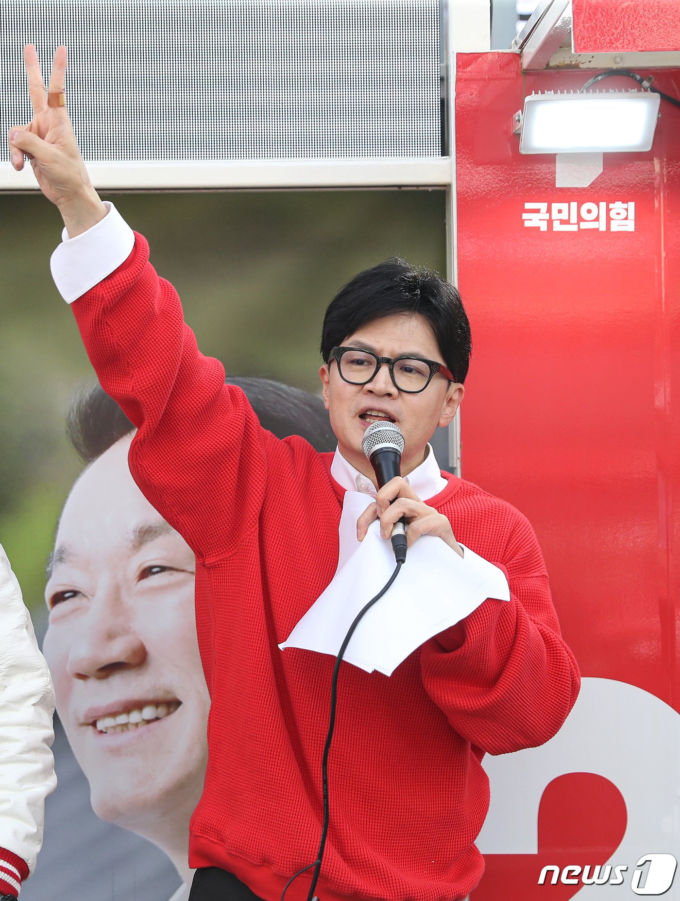 본문 이미지 - 한동훈 국민의힘 총괄선거대책위원장이 제22대 국회의원선거(총선) 사전투표 둘째 날인 6일 경남 거제시 고현사거리에서 열린 ‘국민의힘으로 거제살리기’ 지원유세에서 서일준(경남 거제시) 후보의 지지를 호소하고 있다. 2024.4.6/뉴스1 ⓒ News1 이승배 기자