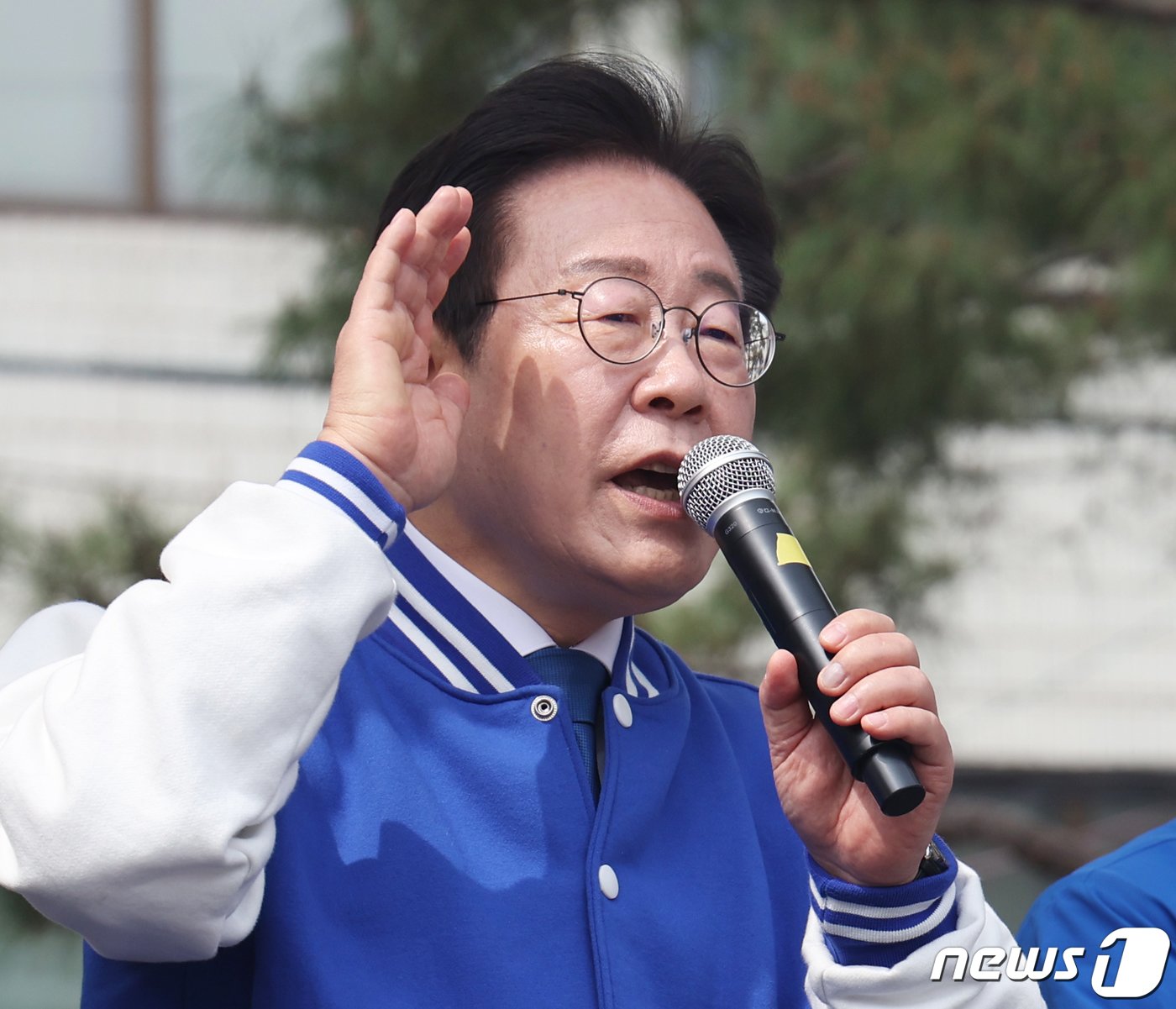본문 이미지 - 이재명 더불어민주당 대표가 6일 서울 성동구 우리은행 금호동지점 인근에서 박성준 중구성동구을 후보 지지유세를 하고 있다. 2024.4.6/뉴스1 ⓒ News1 송원영 기자