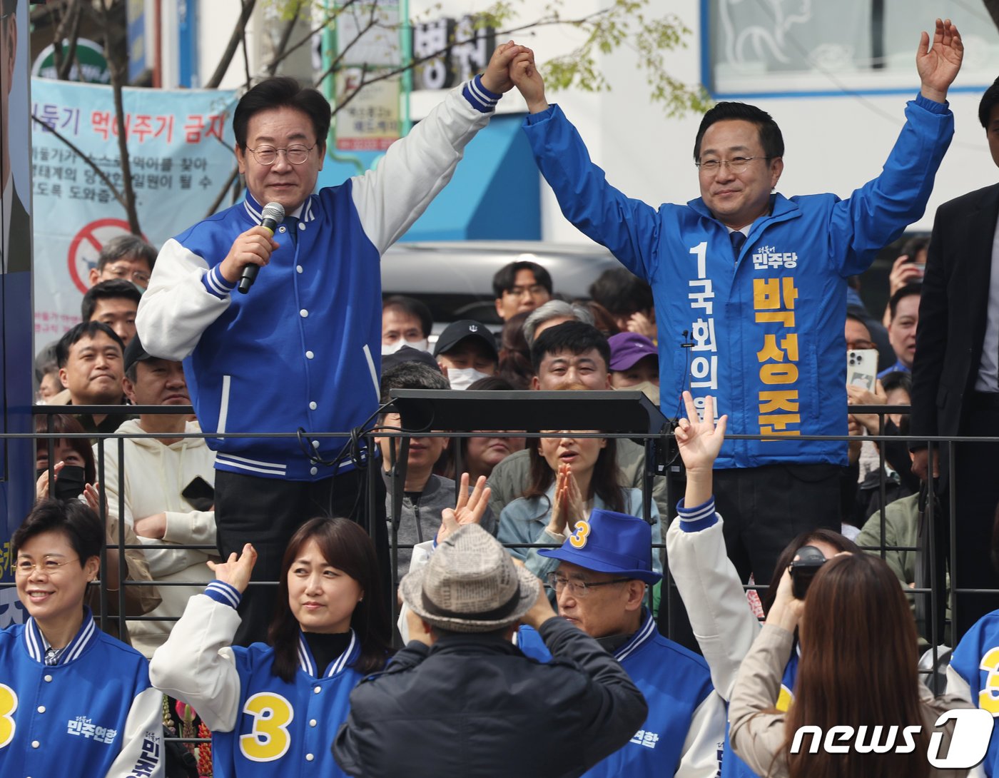 이재명 더불어민주당 대표가 6일 서울 성동구 금남시장 인근에서 박성준 중구성동구을 후보 지지유세를 하고 있다. 2024.4.6/뉴스1 ⓒ News1 송원영 기자