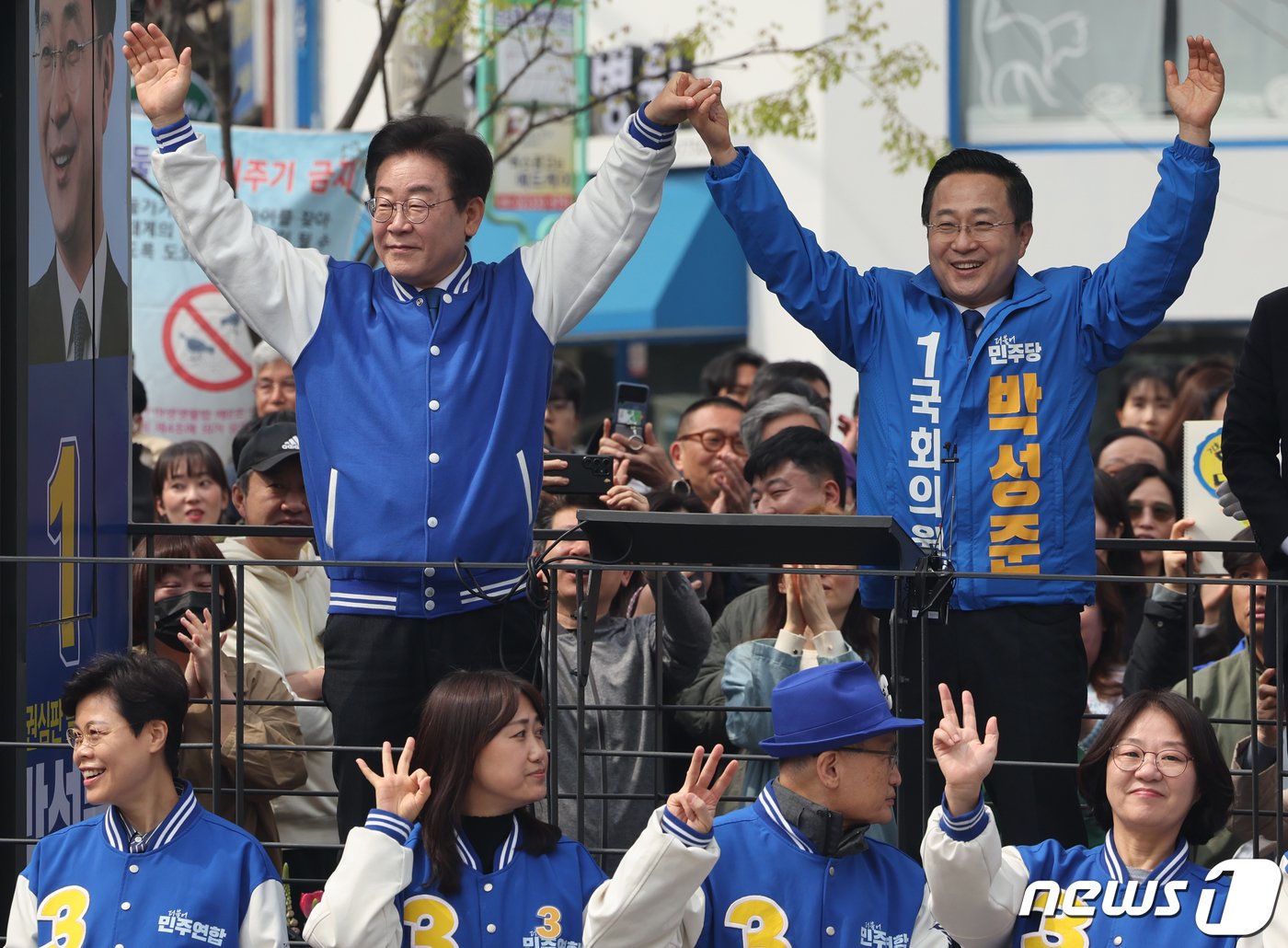 이재명 더불어민주당 대표가 6일 서울 성동구 금남시장 인근에서 박성준 중구성동구을 후보 지지유세를 하고 있다. 2024.4.6/뉴스1 ⓒ News1 송원영 기자