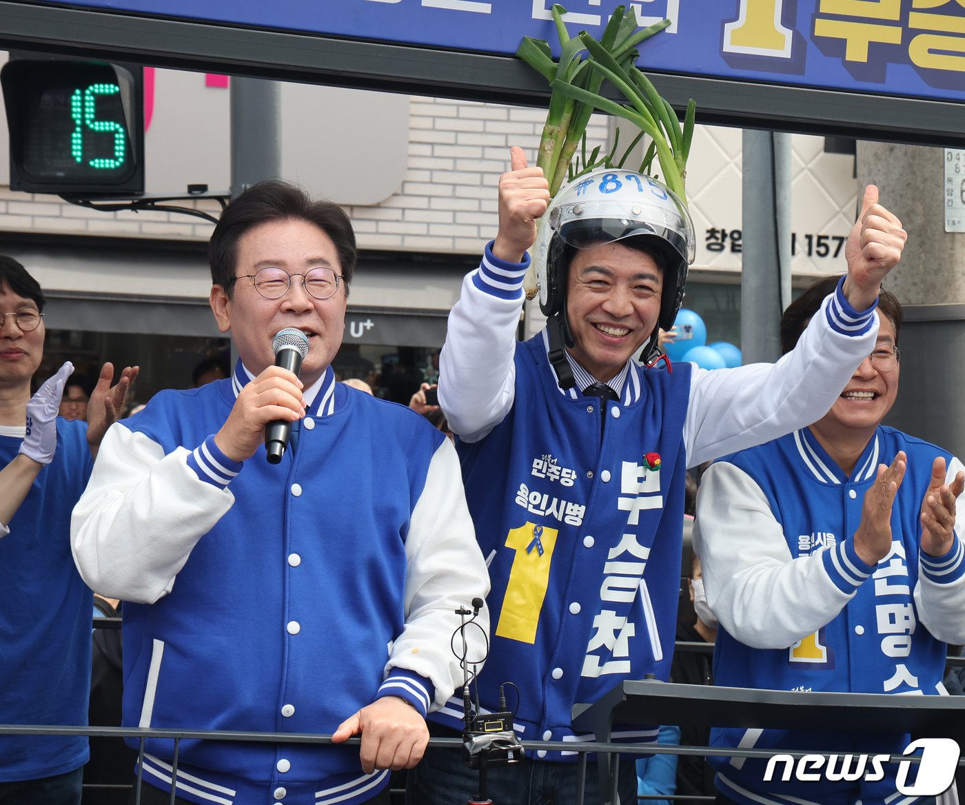 이재명 더불어민주당 대표가 6일 경기 용인 수지구 펑덕천사거리 일대에서 대파 헬멧을 쓴 부승찬 용인시병 후보 지지유세를 하고 있다. 2024.4.6/뉴스1 ⓒ News1 송원영 기자