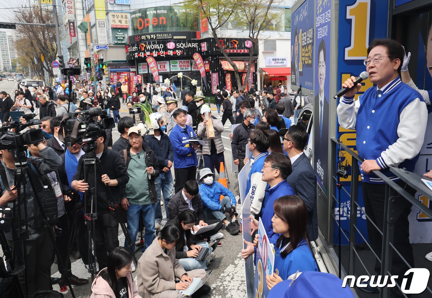 본문 이미지 - 이재명 더불어민주당 대표가 6일 경기 용인 수지구 펑덕천사거리 일대에서 부승찬 용인시병 후보 지지유세를 하고 있다. 2024.4.6/뉴스1 ⓒ News1 송원영 기자