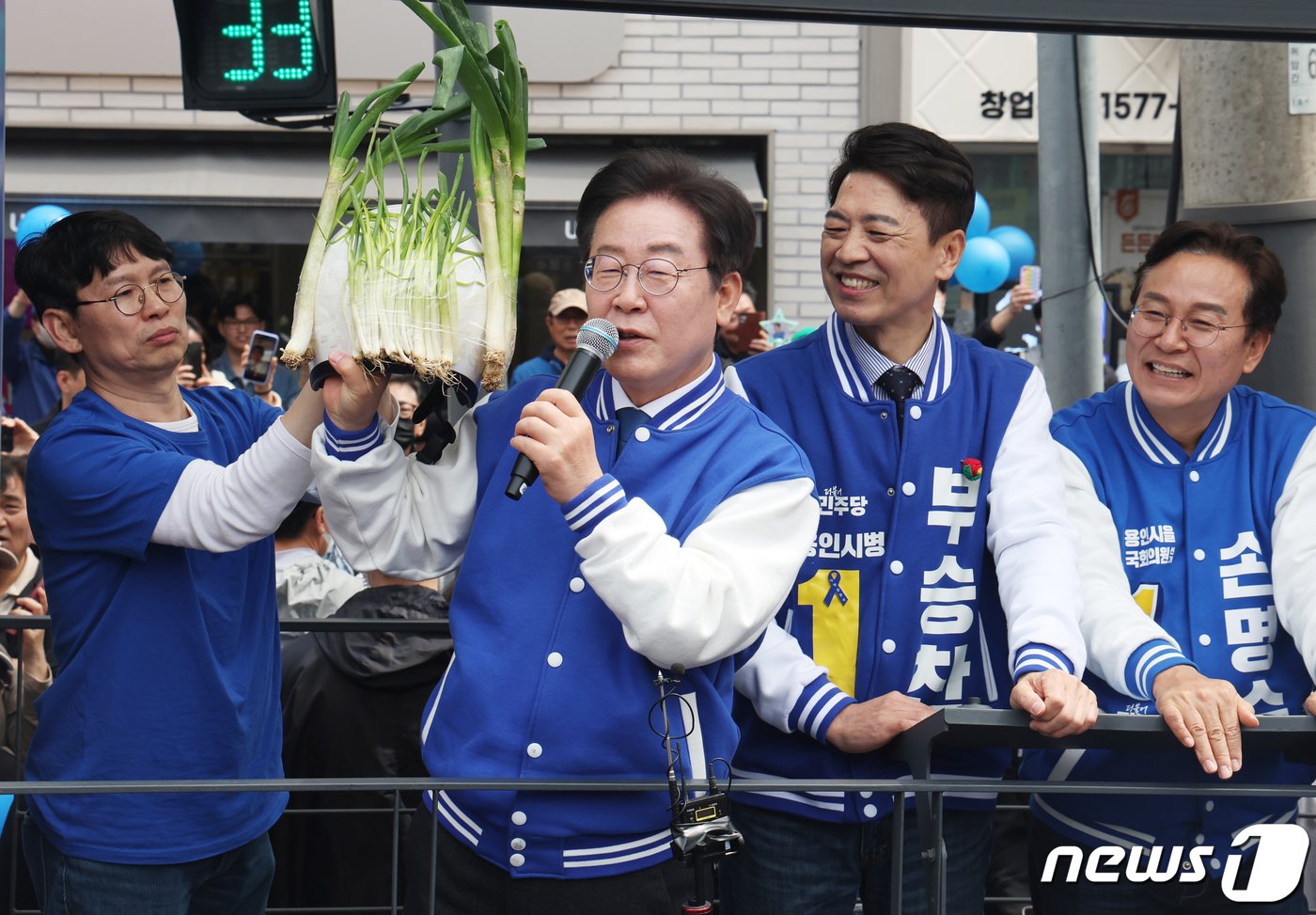 본문 이미지 - 이재명 더불어민주당 대표가 6일 경기 용인 수지구 펑덕천사거리 일대에서 열린 부승찬 용인시병 후보 지지유세에서 대파 헬멧을 들고 있다. 2024.4.6/뉴스1 ⓒ News1 송원영 기자