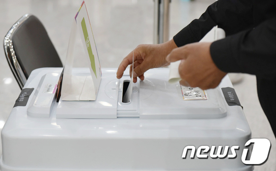 22대 국회의원 선거 사전 투표 둘째 날인 6일 오후 광주 북구 용봉동 사전투표소에서 한 유권자를 투표를 하고 있다. 2024.4.6/뉴스1 © News1 김동수 기자