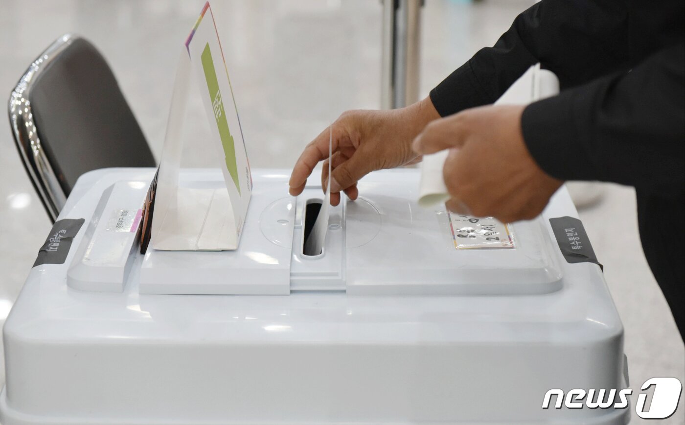 본문 이미지 - 22대 국회의원 선거 사전 투표 둘째 날인 6일 오후 광주 북구 용봉동 사전투표소에서 한 유권자를 투표를 하고 있다. 2024.4.6/뉴스1 ⓒ News1 김동수 기자