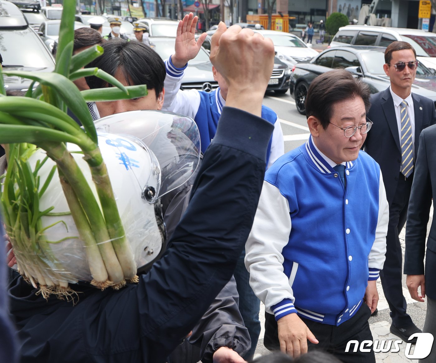 이재명 더불어민주당 대표가 6일 경기 용인 수지구 펑덕천사거리 일대에서 열린 부승찬 용인시병 후보 지지유세에 참석 하고 있다. 2024.4.6/뉴스1 ⓒ News1 송원영 기자