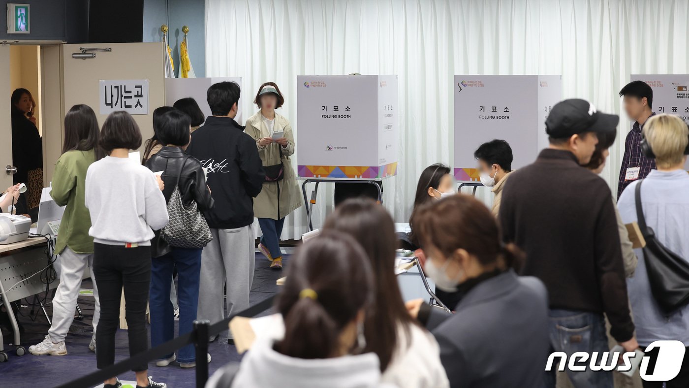 본문 이미지 - 제22대 국회의원 총선거 사전투표 둘째 날이자 마지막 날인 6일 오후 서울 송파구 잠실2동주민센터에 마련된 사전투표소에서 유권자들이 투표를 하기 위해 기다리고 있다. 2024.4.6/뉴스1 ⓒ News1 김민지 기자