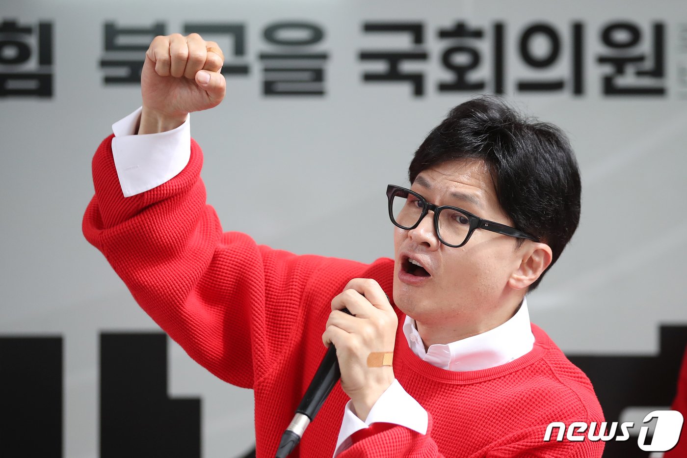 본문 이미지 - 한동훈 국민의힘 총괄선거대책위원장이 제22대 국회의원선거(총선) 사전투표 둘째 날인 6일 부산시 북구 화명역 인근에서 열린 ‘국민의힘으로 북구살리기’ 지원유세에서 서병수(부산 북구 갑), 박성훈(부산 북구 을) 후보에 대한 지지를 호소하고 있다. 2024.4.6/뉴스1 ⓒ News1 이승배 기자
