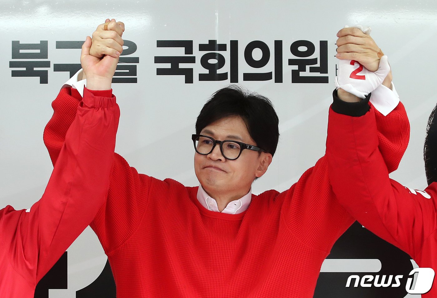 본문 이미지 - 한동훈 국민의힘 총괄선거대책위원장이 제22대 국회의원선거(총선) 사전투표 둘째 날인 6일 부산시 북구 화명역 인근에서 열린 ‘국민의힘으로 북구살리기’ 지원유세에서 서병수(부산 북구 갑), 박성훈(부산 북구 을) 후보에 대한 지지를 호소하고 있다. 2024.4.6/뉴스1 ⓒ News1 이승배 기자