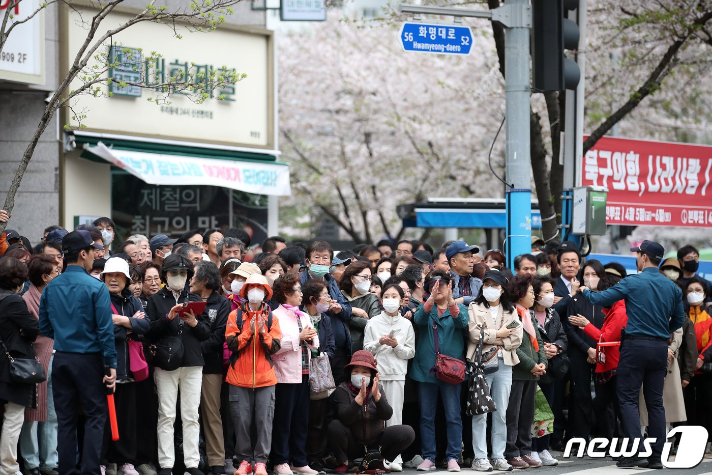 제22대 국회의원선거&#40;총선&#41; 사전투표 둘째 날인 6일 부산시 북구 화명역 인근에서 열린 ‘국민의힘으로 북구살리기’에서 유권자들이 유세를 지켜보고 있다. 2024.4.6/뉴스1 ⓒ News1 이승배 기자