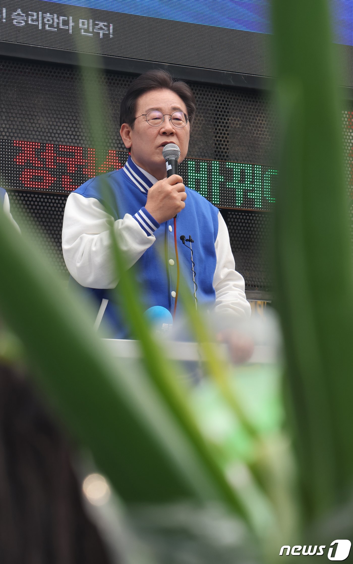 본문 이미지 - 이재명 더불어민주당 대표가 6일 경기 이천 중앙로문화의거리에서 엄태준 경기이천 후보 지지유세를 하고 있다. 2024.4.6/뉴스1 ⓒ News1 송원영 기자