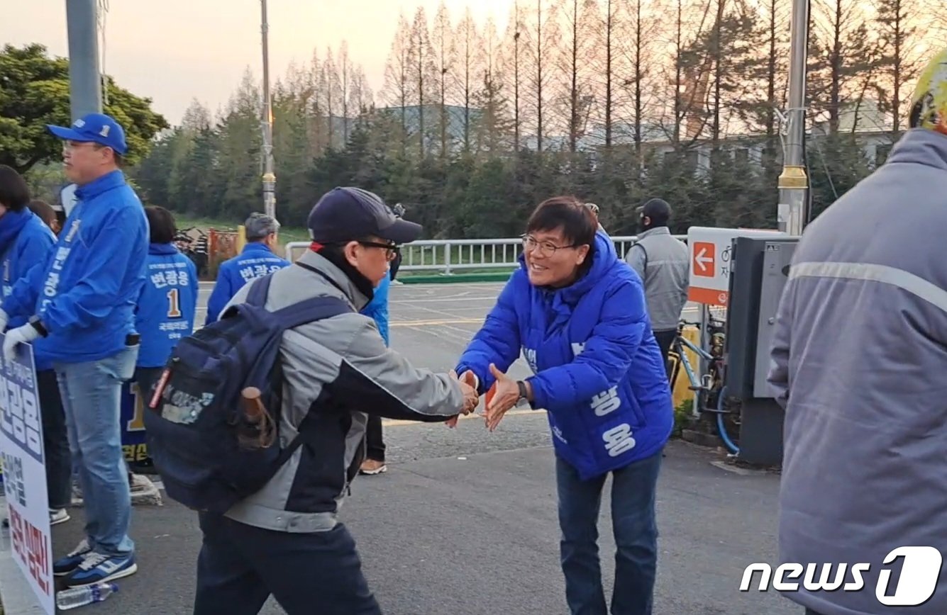 6일 오전 경남 거제시 옥포동에 위치한 한화오면 서문 앞에서 더불어민주당 변광용 후보가 시민과 악수하고 있다.2024.4.6/뉴스1 ⓒ News1 강미영 기자