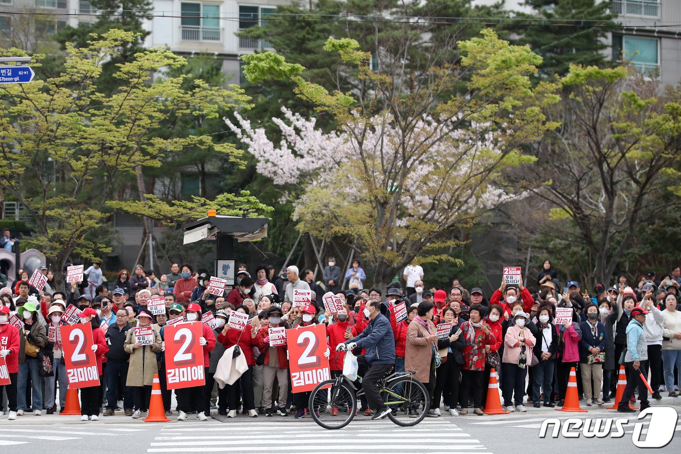 제22대 국회의원선거&#40;총선&#41; 사전투표 둘째 날인 6일 부산시 해운대구 반여1동 우체국 사거리에서 열린 &#39;국민의힘으로 해운대살리기&#39;에서 유권자들이 유세를 지켜보고 있다. 2024.4.6/뉴스1 ⓒ News1 이승배 기자